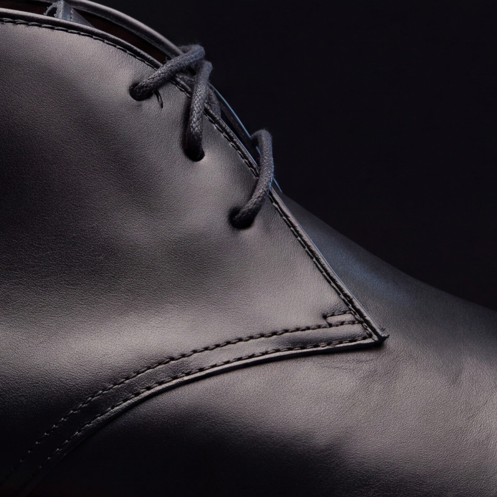 The Austin in black: lacing and double-row quarter seam, close-up